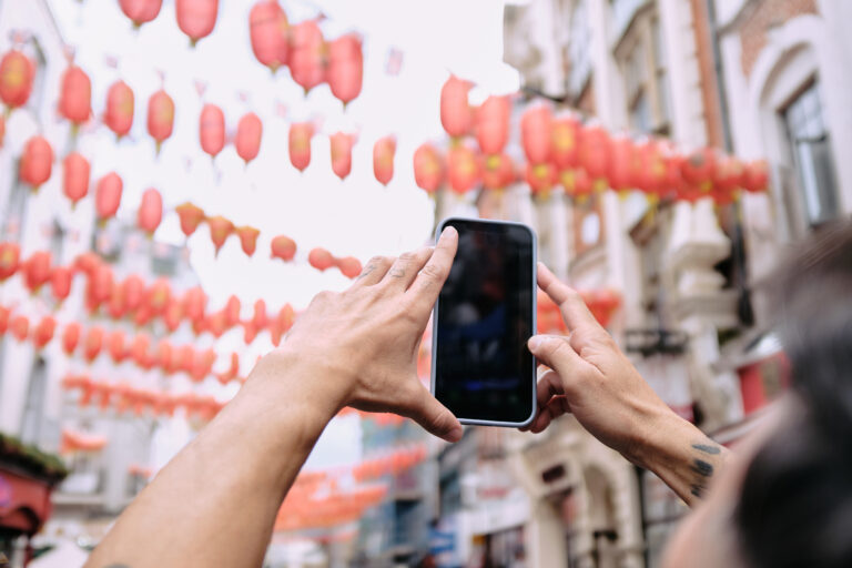 Fotografia creativa mobile 2026: trucchi fisici, fotografia computazionale e format social in un’unica guida Fotografia creativa mobile 2026: trucchi fisici, fotografia computazionale e format social in un'unica guida